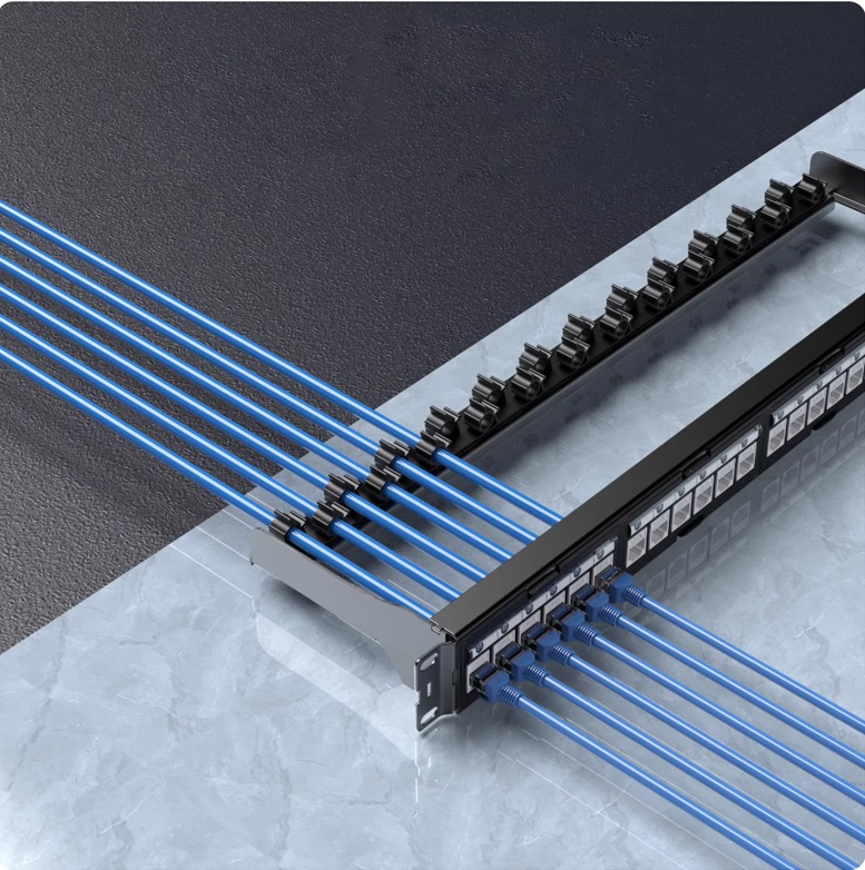 Patch Panel T-VISION Cat6A 24 Puertos, Marco amplio con anillo mejorado, montaje a presión, incluye módulos blancos